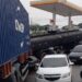 Carreta e caminhão-tanque espalha óleo e deixa trânsito perigoso em Manaus