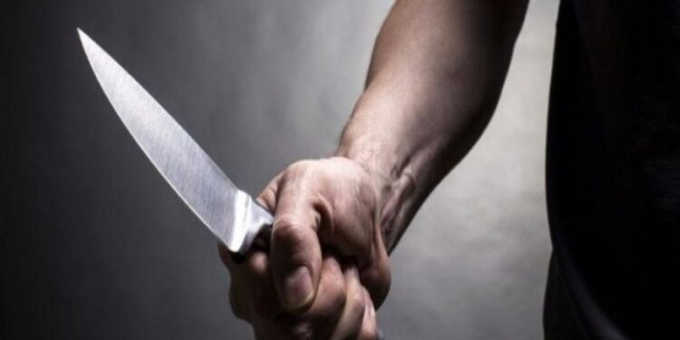Ofendido por ‘amigo’ que o chamou de corno, homens se esfaqueiam em estacionamento de supermercado