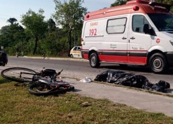 Ciclista morre atropelado após ser arrastado por mais de 40 metros em Manaus