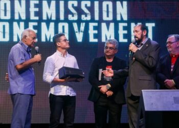 Prefeito David Almeida recebe homenagem em conferência internacional
