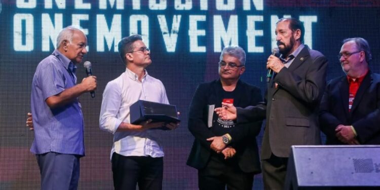 Prefeito David Almeida recebe homenagem em conferência internacional