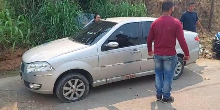 Em Manaus, criminosos executam homem dentro de carro na frente da filha de 2 anos