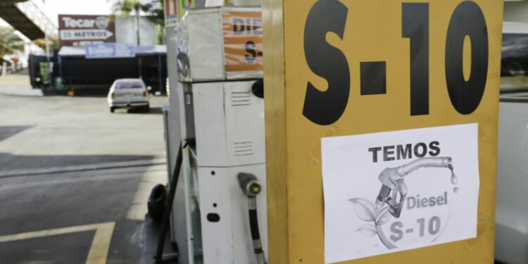 Petrobras reduz preço do diesel para distribuidoras