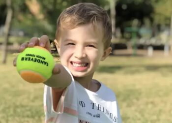 Menino de 5 anos aprende a falar inglês sozinho e entra para o grupo de superdotados