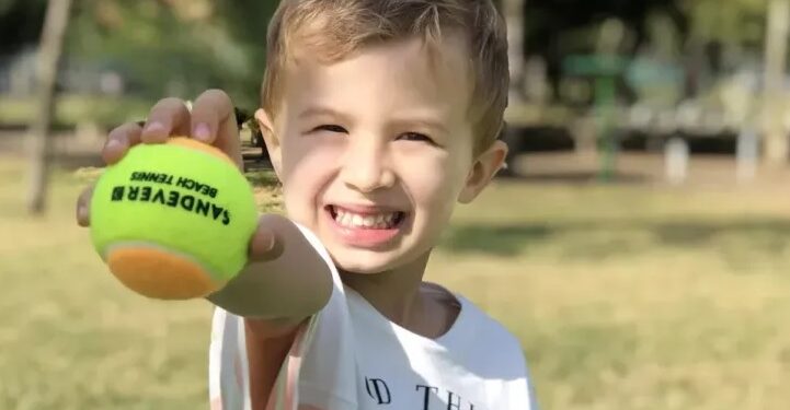 Menino de 5 anos aprende a falar inglês sozinho e entra para o grupo de superdotados
