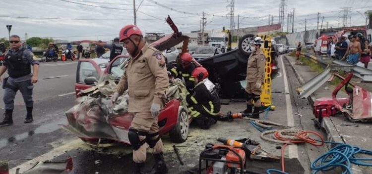Condutor é “cuspido” após grave acidente na Avenida das Flores