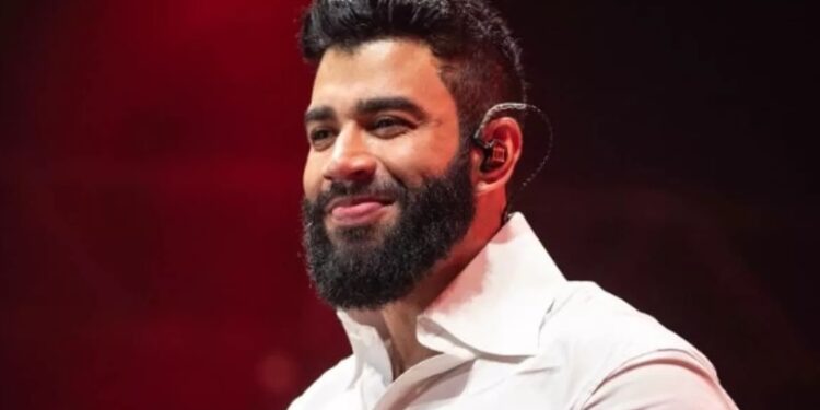 Vídeo: Gusttavo Lima vai dar autógrafo e tem colar de R$ 100 mil furtado do pescoço
