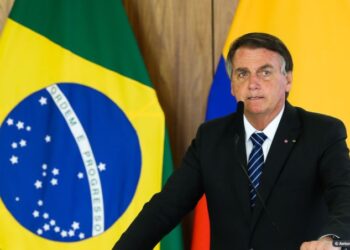 Bolsonaro assina e libera empréstimo consignado para quem recebe Auxílio Brasil