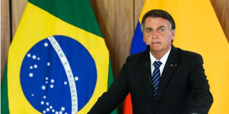 Bolsonaro assina e libera empréstimo consignado para quem recebe Auxílio Brasil
