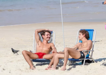 Em clima romântico na praia, Jesuíta Barbosa, o ‘Jove’ de Pantanal troca beijos com o namorado