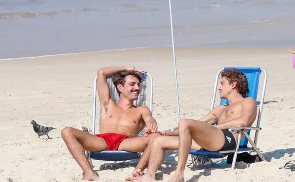 Em clima romântico na praia, Jesuíta Barbosa, o ‘Jove’ de Pantanal troca beijos com o namorado
