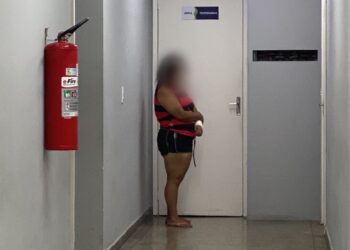 Mãe surta e tenta matar os filhos com faca de pão em Manaus