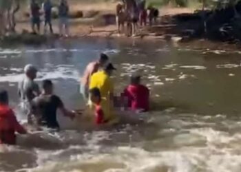 Criança de 10 anos morre afogada em rio após ser sugada por manilha