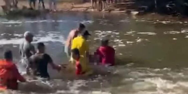 Criança de 10 anos morre afogada em rio após ser sugada por manilha