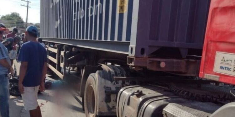 Carreta mata motociclista esmagado na zona Leste de Manaus