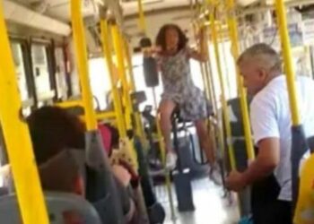Mulher surpreende passageiros ao pular a catraca e anunciar: ‘Olha a buc*t@, olha a buc*t@’; vídeo