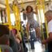 Mulher surpreende passageiros ao pular a catraca e anunciar: ‘Olha a buc*t@, olha a buc*t@’; vídeo
