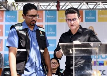 David Almeida assina ordem de reforma de feira municipal há 16 anos abandonada