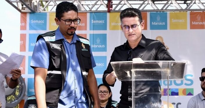 David Almeida assina ordem de reforma de feira municipal há 16 anos abandonada