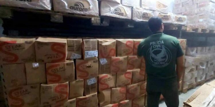 Decon e Visa Manaus apreendem salsichas e calabresas estragadas em distribuidora