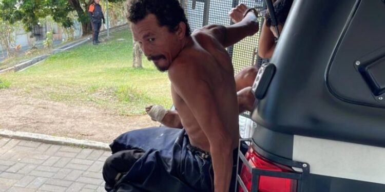 Filho é solto após agredir a mãe e volta a bater nela em Manaus