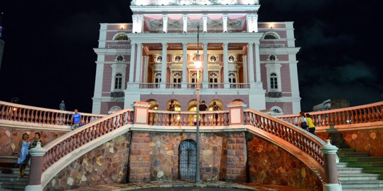 Sarau do Teatro Amazonas faz homenagem ao Dia dos Pais com apresentação gratuita