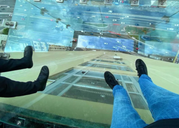 Vidro de mirante no 42º andar do Sampa Sky trinca a 150 metros de altura e precisa ser interditado