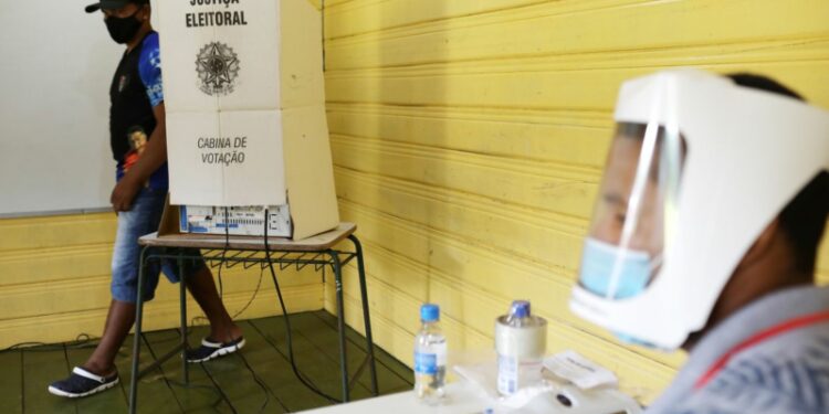 TSE proíbe celular na cabine de votação, mesmo desligado