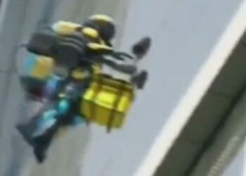 Do futuro! Motoboy faz entregas usando mochila com motor a jato; assista