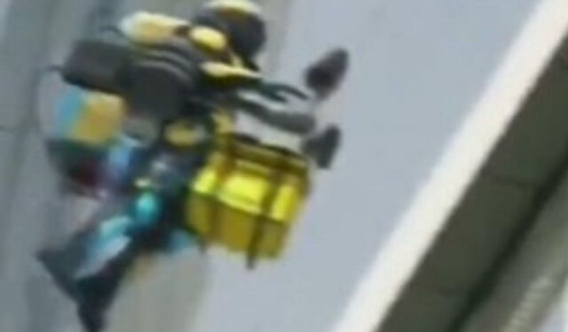 Do futuro! Motoboy faz entregas usando mochila com motor a jato; assista