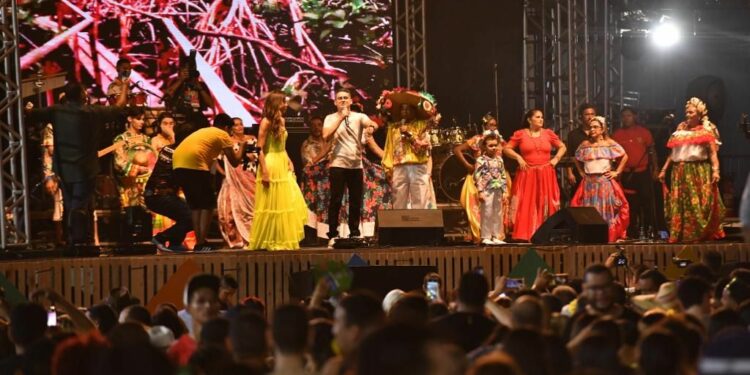 Artistas elogiam estrutura e público que lotou abertura do Festival Sou Manaus Passo a Paço 2022