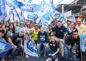 ‘Não tem máquina que vença a vontade do povo’, diz Arthur ao causar agitação nos bairros de Manaus