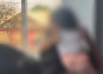 Polícia prende trio e um deles tenta esconder drogas na fralda do próprio filho