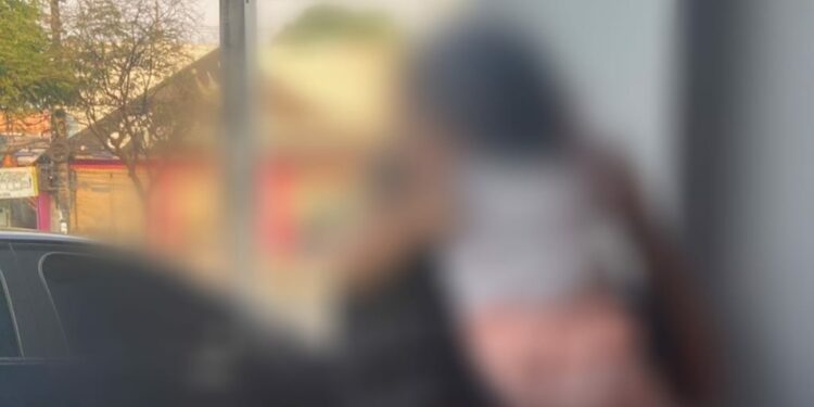 Polícia prende trio e um deles tenta esconder drogas na fralda do próprio filho