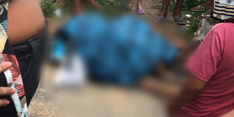 Ao ir a casa da mãe buscar roupas, jovem é executado com vários tiros no bairro Compensa