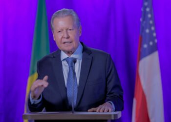 Em pronunciamento ao Brasil, Arthur Neto diz que mandato de Omar Aziz envergonha o Amazonas