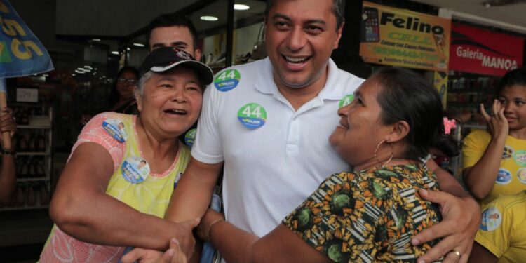 Wilson Lima e Marcos Rotta garantem reforma da Feira do Manoa, em caminhada na Zona Norte