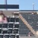 Vídeo: Casal é filmado brincando de ‘cavalinho’ no meio de arquibancada de estádio e vai preso
