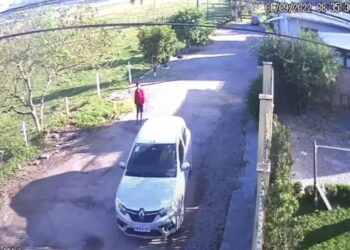 Vídeo: Homem esquece filho do lado de fora do carro e só percebe ao chegar à escola do menino