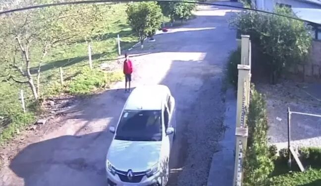 Vídeo: Homem esquece filho do lado de fora do carro e só percebe ao chegar à escola do menino