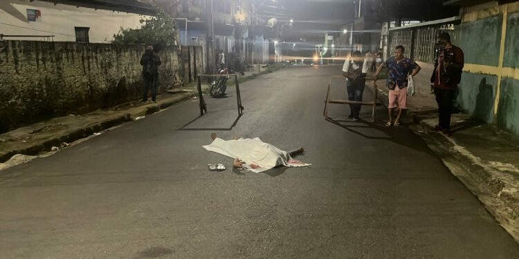 Homem é morto em ‘papoco’ com mais de 10 tiros ao chegar de moto em rua na Compensa