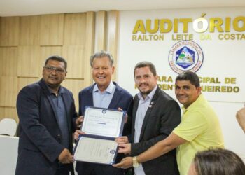 Arthur recebe título de cidadão de Presidente Figueiredo e diz que seu mandato vai marcar nova época para o Amazonas