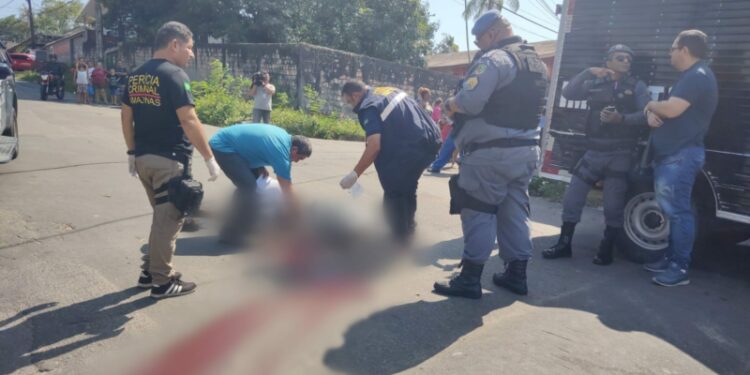 Homem é assassinado após deixar esposa no trabalho em Manaus