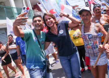 Candidatos, militantes e apoiadores tomam as ruas de Manaus em corpo a corpo com eleitores na reta final