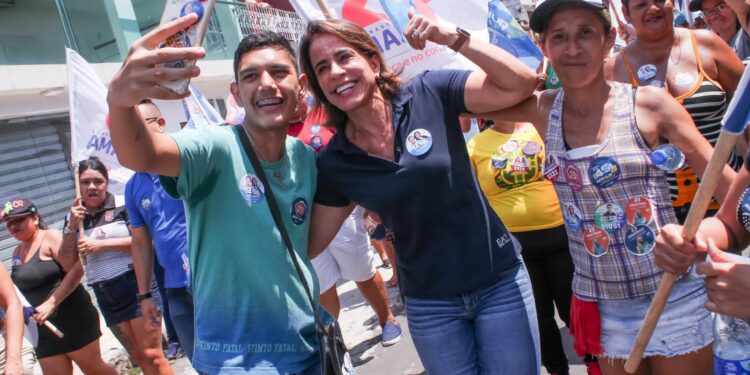 Candidatos, militantes e apoiadores tomam as ruas de Manaus em corpo a corpo com eleitores na reta final