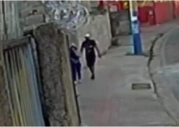 Homem é preso por dar ‘gravata’ e roubar celular de menina de 12 anos