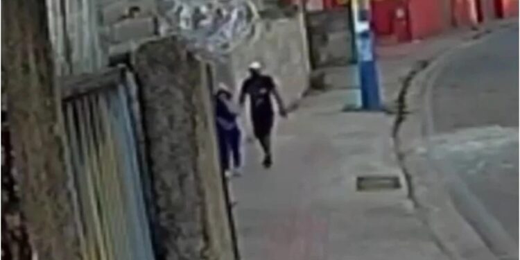 Homem é preso por dar ‘gravata’ e roubar celular de menina de 12 anos