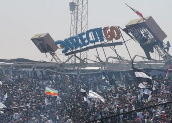 Parte de arquibancada desaba e deixa torcedores feridos em estádio; veja o vídeo