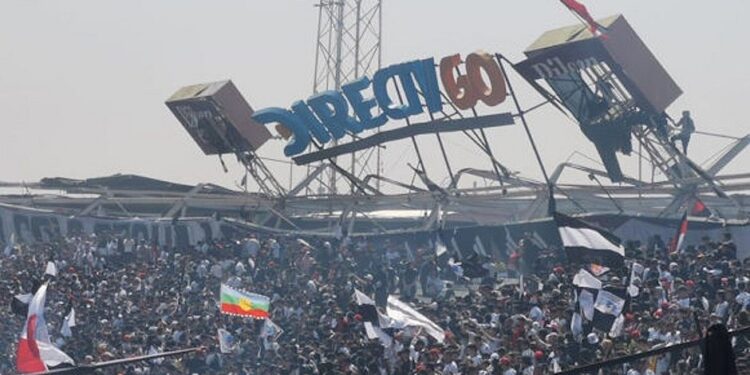 Parte de arquibancada desaba e deixa torcedores feridos em estádio; veja o vídeo