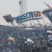 Parte de arquibancada desaba e deixa torcedores feridos em estádio; veja o vídeo